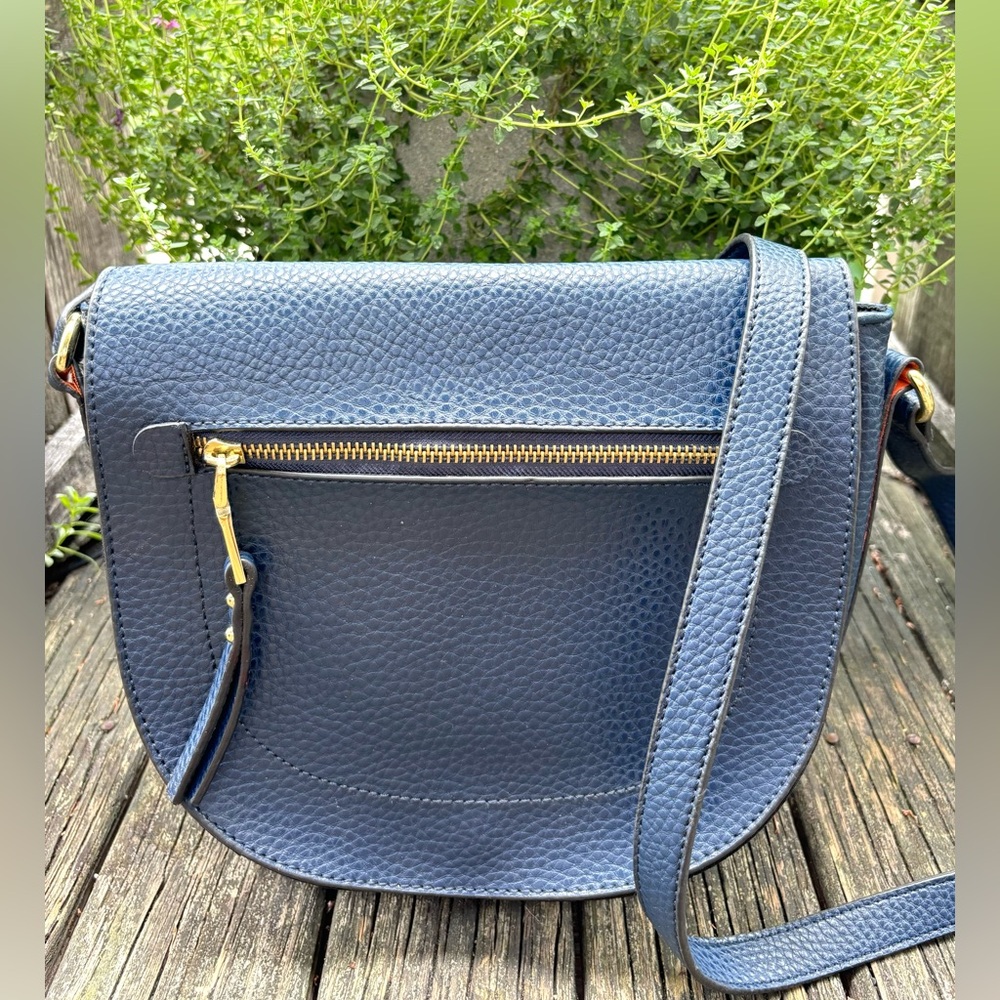 Pebble Faux Leather Saddle Bag
Never Used (small flaw on bottom, see photo)